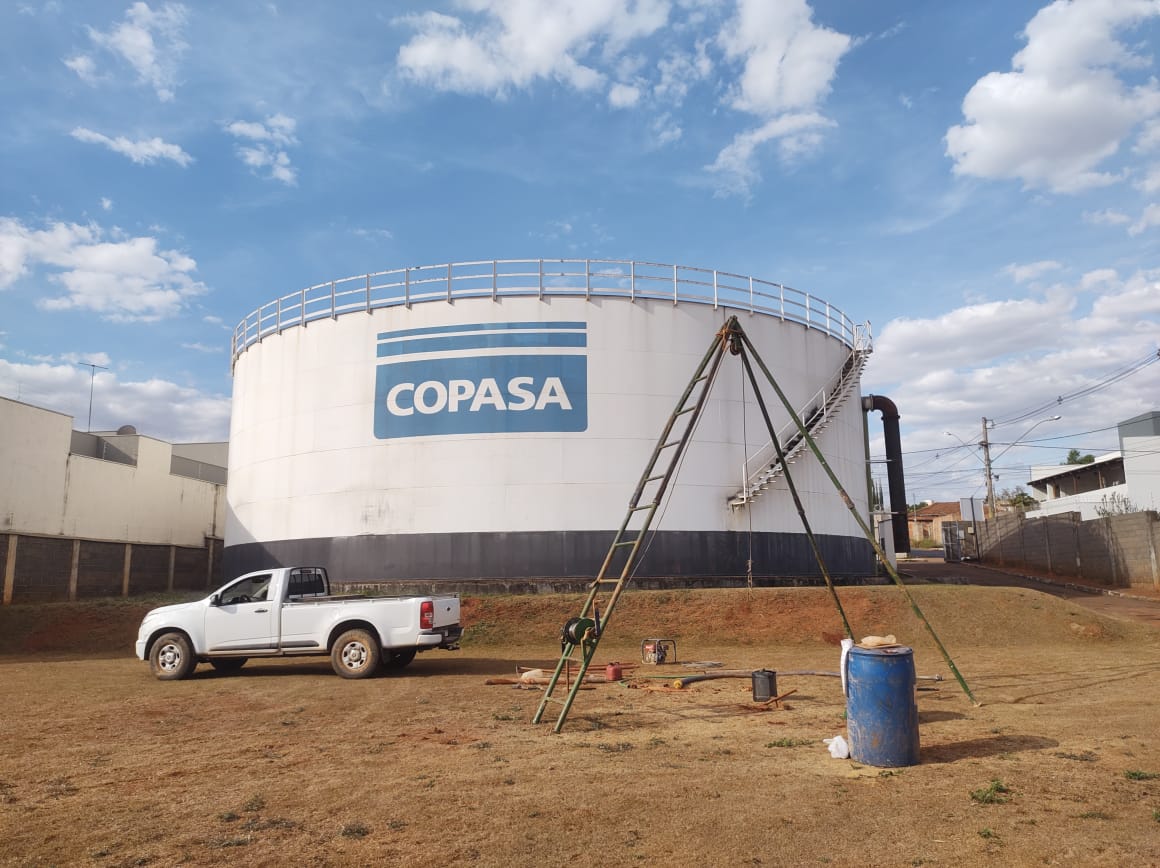 Sondagem em area industrial com reservatorio ao fundo